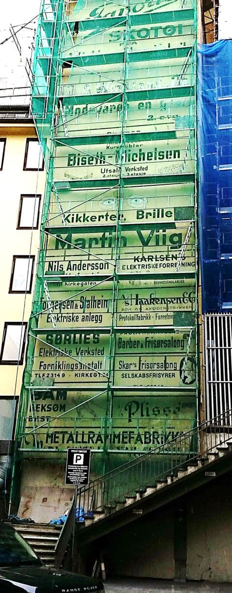 Kirkegata 34 (reklamegavl) og Fasadegavl Karl Johansgt 12 E (Bakgård D25)